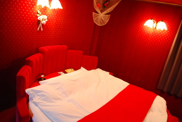 ラブホテルの赤いベッド